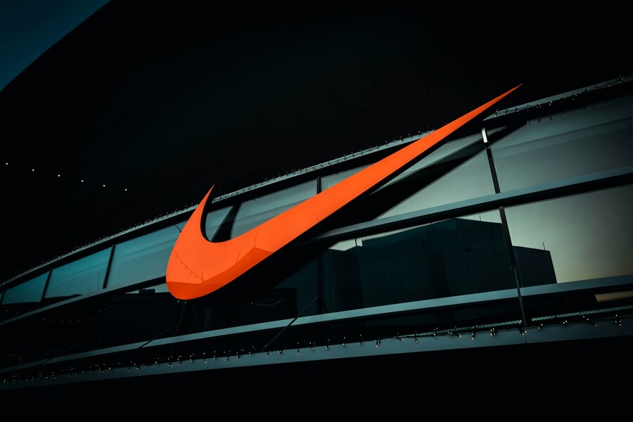 logo de nike em laranja em fundo preto