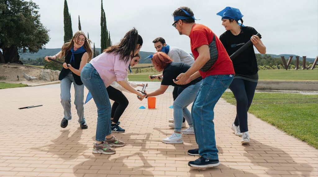 duas equipas competindo em atividades de team building