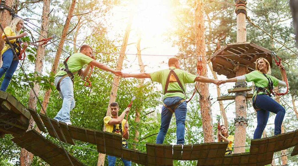 grupos de jovens em atividades de team building de confiança