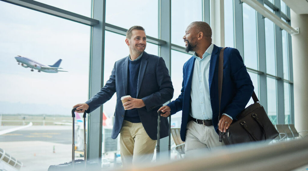 Dois empresários em viagem de negócios no aeroporto.