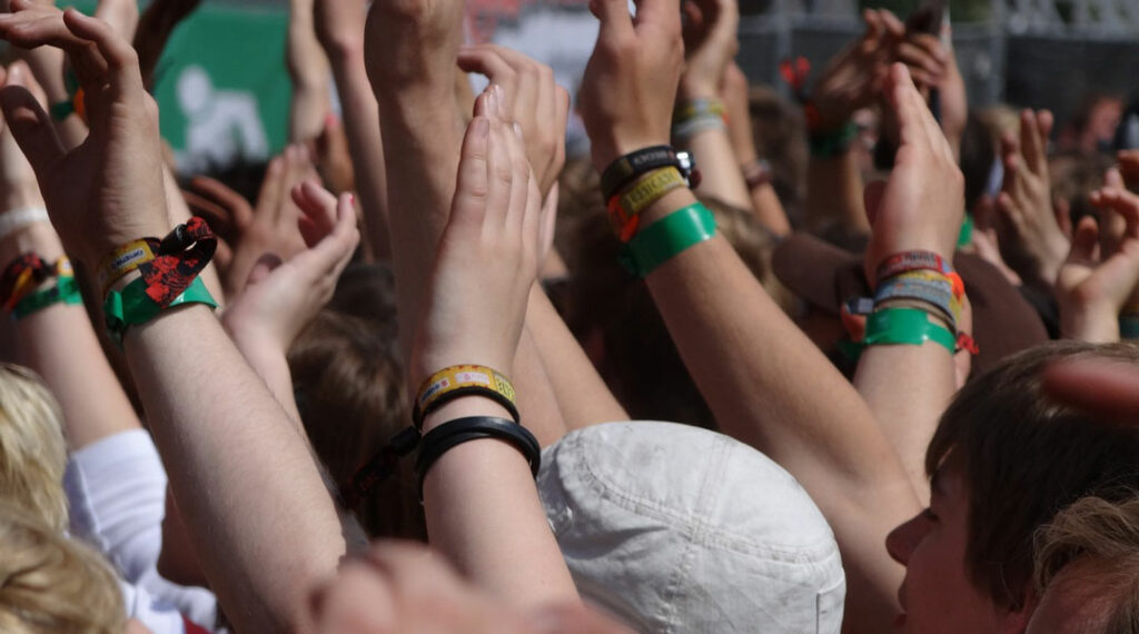 pulseiras personalizadas em festivais 