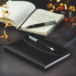 Bloco de notas exclusivo com caneta cor preto vista conjunto