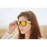 Óculos de sol com serigrafias e haste de bambu cor amarelo terceira vista conjunto