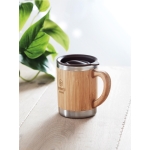 Caneca elegante de aço com revestimento de bambu 300ml Natural cor madeira segunda vista conjunto 2