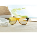 Óculos de sol com hastes de bambu e lentes espelhadas Bamboo Beach cor amarelo vista conjunto