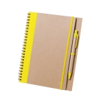 Caderno e caneta em cartão reciclado com logo cor amarelo primeira vista