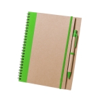 Caderno e caneta em cartão reciclado com logo cor verde primeira vista
