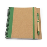 Caderno e caneta em cartão reciclado com logo cor verde segunda vista