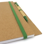 Caderno e caneta em cartão reciclado com logo cor verde quinta vista