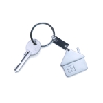 Porta-chaves publicitário com forma de casa cor prateado terceira vista