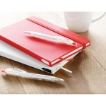 Caderno reciclado personalizado barato, folhas A5 pautadas rPET cor vermelho vista conjunto