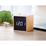 Relógio despertador em caixa de bambu cor madeira vista conjunto