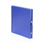Caderno A4 com argolas e caneta para oferecer cor azul primeira vista