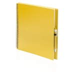 Caderno A4 com argolas e caneta para oferecer cor amarelo