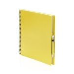 Caderno A4 com argolas e caneta para oferecer cor amarelo primeira vista