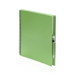 Caderno A4 com argolas e caneta para oferecer cor verde primeira vista