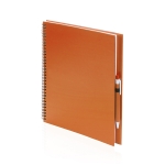 Caderno A4 com argolas e caneta para oferecer cor cor-de-laranja primeira vista