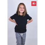 T-shirt de tamanho infantil para oferecer cor preto vista conjunto