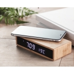 Despertador com carregador de smartphone cor madeira vista conjunto