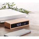 Despertador com carregador de smartphone cor madeira segunda vista conjunto