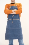 Elegante avental personalizável com logotipo cor azul vista de ambiente