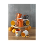 Caneca cerâmica em várias cores para brinde cor cor-de-laranja imagem de estilo de vida