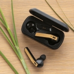 Auriculares de qualidade com estojo de bambu e carregamento Bamboo Flow cor preto vista de ambiente