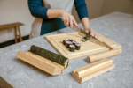 Conjunto de utensílios para fazer sushi de bambu personalizados Ukiyo cor castanho vista de ambiente