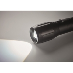 Lanterna com luz LED e alça cor preto vista fotografia terceira vista