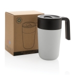 Caneca fabricada em plástico reciclado e metal 480ml Vogue Recycled. cor branco vista com caixa