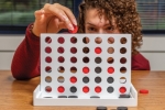 Jogo para brinde publicitário tipo 4 em linha de madeira Connect Four cor branco vista de ambiente