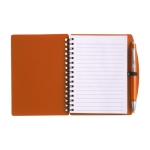 Caderno de capa dura e caneta a condizer, folhas A6 pautadas segunda vista