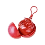Impermeável de plástico dobrado numa bola com mosquetão cor vermelho terceira vista
