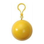 Impermeável de plástico dobrado numa bola com mosquetão cor amarelo primeira vista