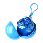 Impermeável de plástico dobrado numa bola com mosquetão cor azul-claro terceira vista