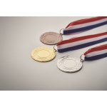 Medalha de ferro com fita tricolor azul, branca e vermelha cor dourado vista fotografia quarta vista