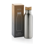 Garrafa de aço inoxidável reciclado com tampa de bambu 600ml cor prateado vista com caixa