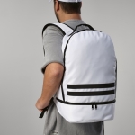 Mochila de RPET com bolso para portátil e faixas refletoras 18L cor branco vista de ambiente 