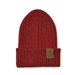 Gorro de algodão reciclado com patch decorativo e acabamento em malha cor bordeaux vista frontal 