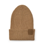 Gorro de algodão reciclado com patch decorativo e acabamento em malha cor camel vista frontal 