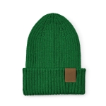 Gorro de algodão reciclado com patch decorativo e acabamento em malha cor verde-escuro vista frontal 