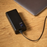 Bateria externa com ecrã que indica a bateria 30.000 mAh cor preto vista de ambiente 