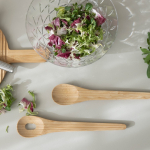 Conjunto de 2 utensílios para servir salada feitos de bambu cor madeira segunda vista